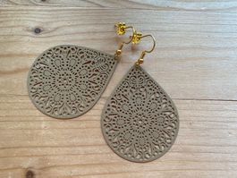 Neue Ohrringe, Metallanhänger und in Tropfenform, Beige