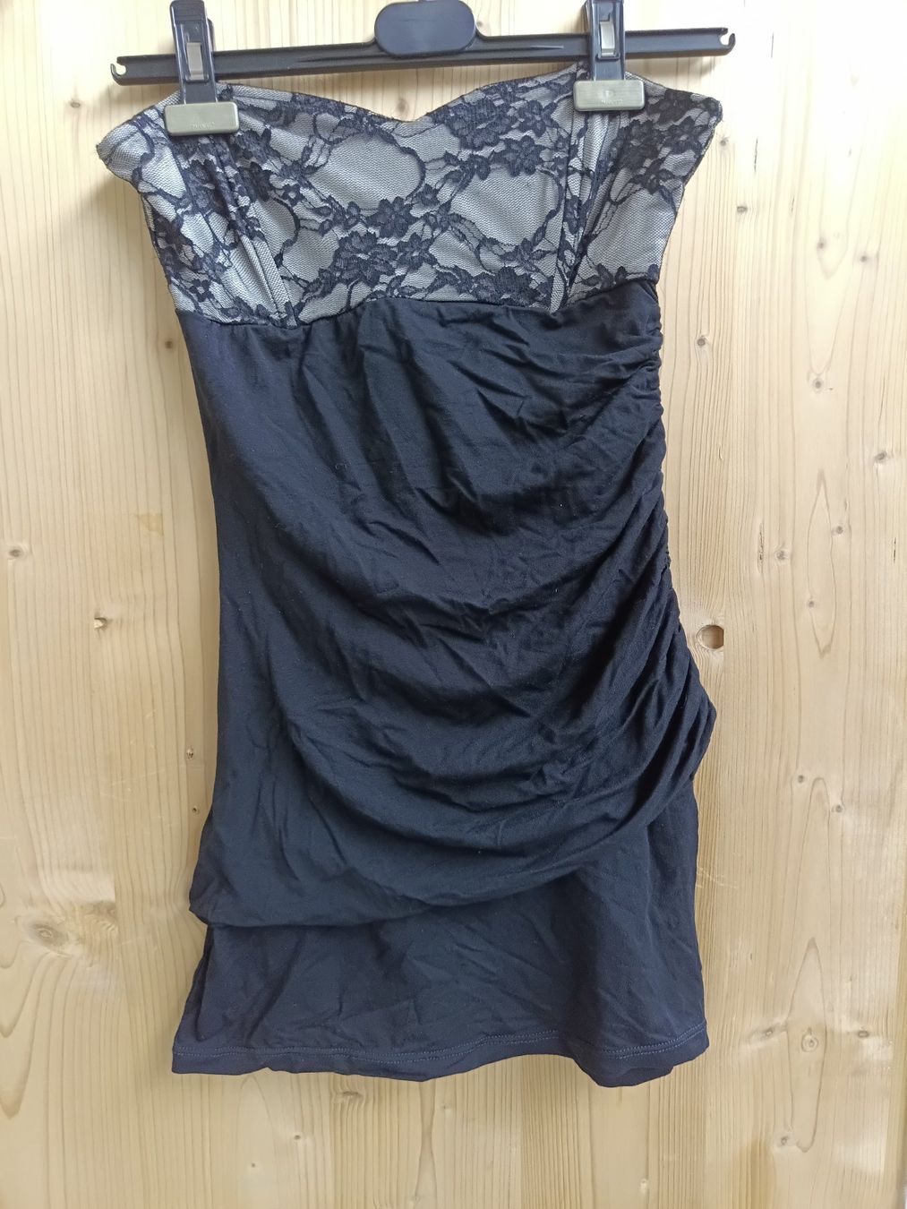 Robes: Tragerloses Stretch-Kleid mit Spitze – D'occasion à Wängi par Ladys_First