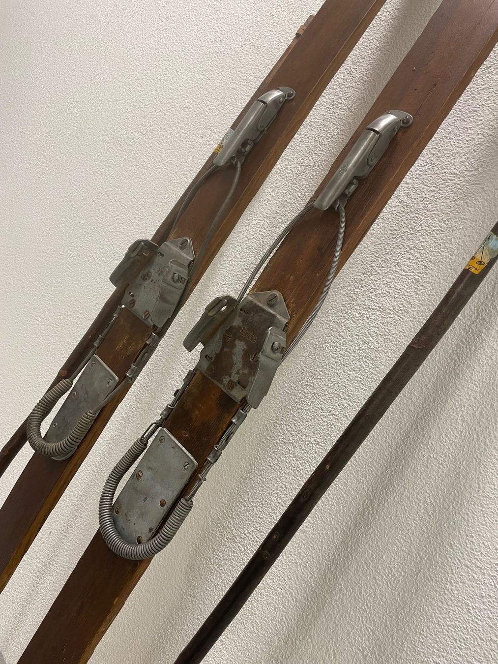Skis: Ski (H), Holzski mit Stöcken – Gebraucht aus Menziken von fiat-500 4