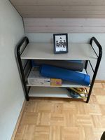 Möbel aus Holz und Metall