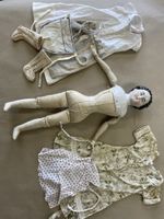 Antik Puppe mit Kleidern Porzellan Kopf und Hände 50cm