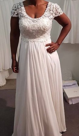 Hochzeitskleid mit Spitze und Brautschleier mit Swarovski St