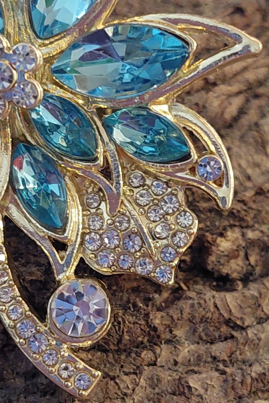 Spille & Fermagli: Hübsche Brosche Blume hellblau mit Strass – Nuovo (secondo la descrizione) da Oberwil BL venduto da Hunajakakku 4