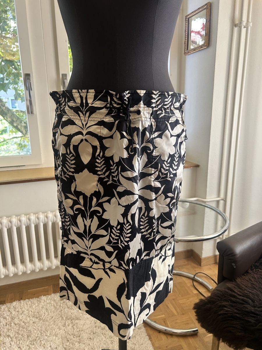 Prada Gonne: Prada Vintage-Rock schwarz/creme mit Blumenprint – Usato da Zürich venduto da Seraphine_1302