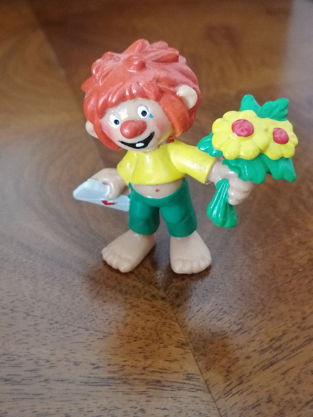 Bullyland Figuren: Pumuckl Figur mit Blumen und Brief, Bully 1983 – Gebraucht aus Basel von vintagecollector