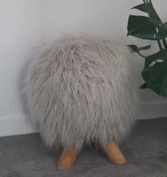 Flauschiger Hocker / Pouf mit Holzfüssen, Top Zustand!