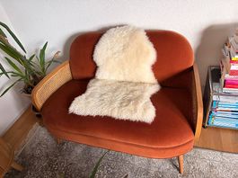 Stilvolles ziegelrotes Sofa, kaum je benutzt und neuwertig