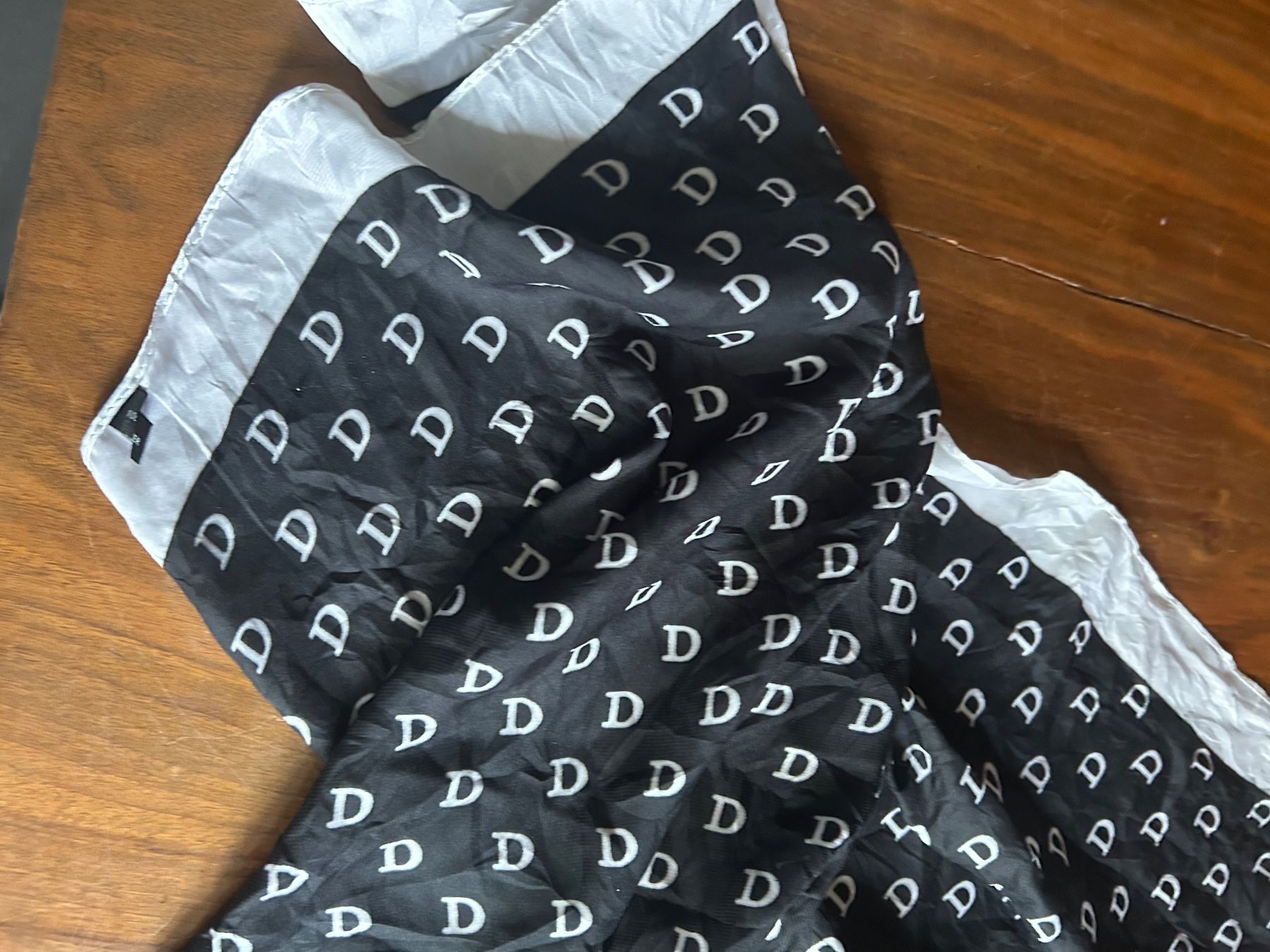 Foulard & Sciarpe: Schöner Damen mit "D" Muster, Schwarz/Weiss – Usato da Schöftland venduto da Luky3535 1