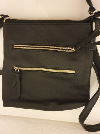Sac à bandoulière noir, parfait pour toutes les saisons!