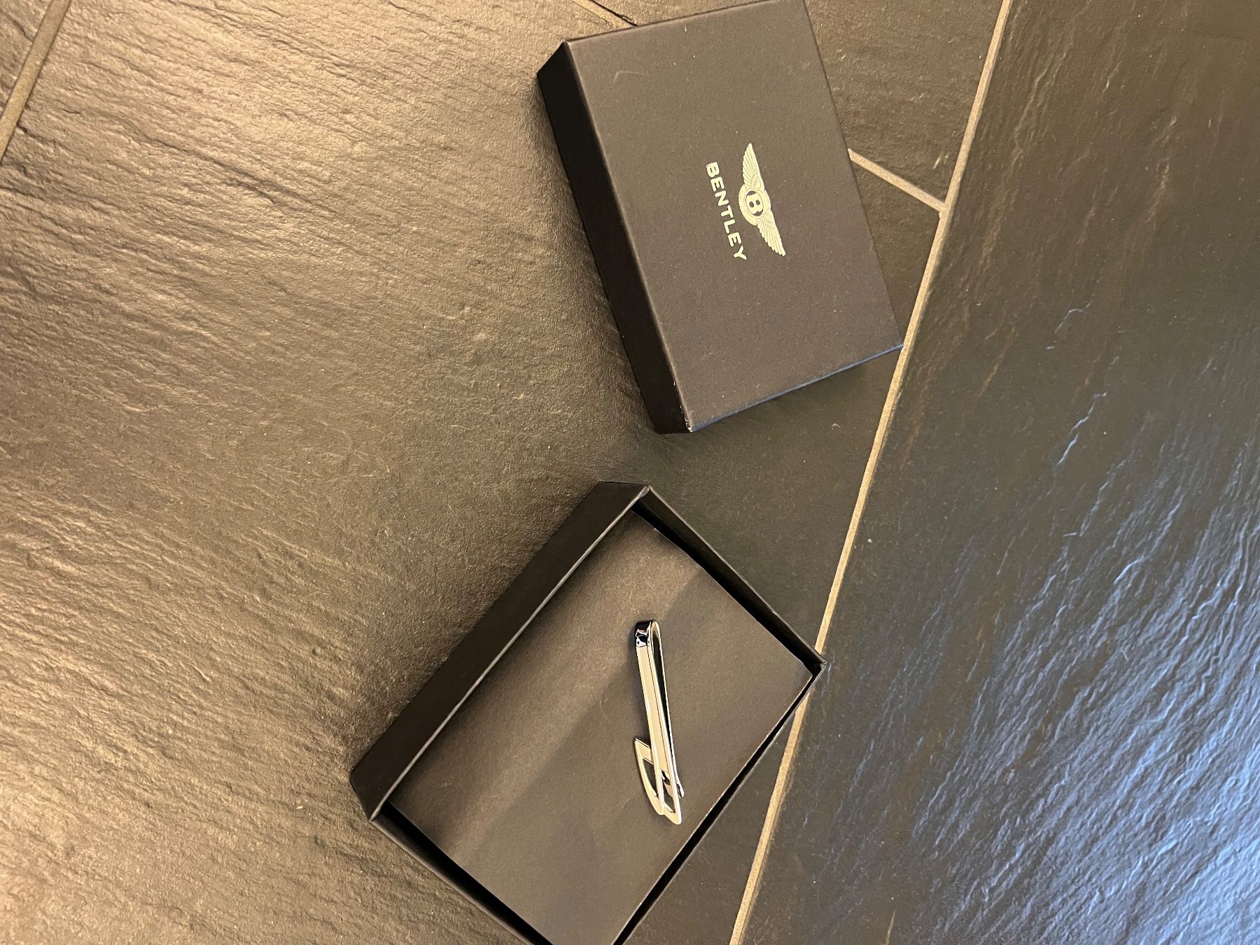 Bentley Krawatten: Krawattennadel von Bentley – Neu und originalverpackt aus Meilen von Dievondort 1