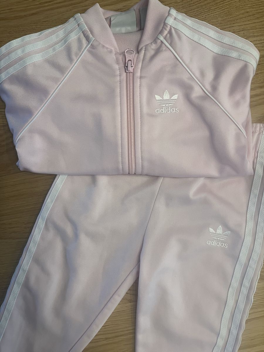 Adidas Completi: Adidas Trainingsanzug Gr. 18-24 Monate  – Usato da Adliswil venduto da oktschuess10 2