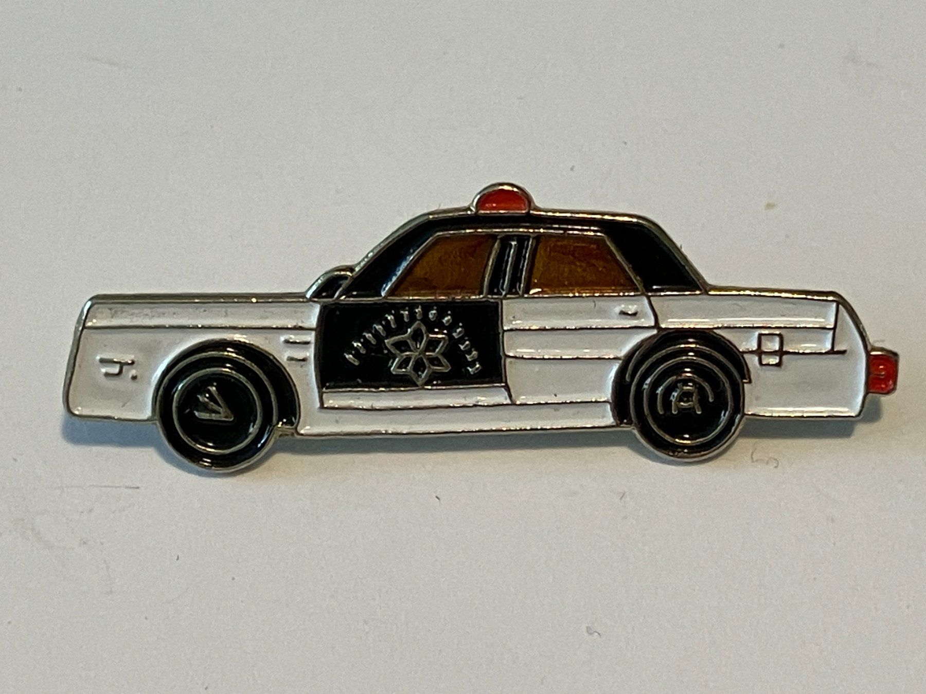 Plaketten & Abzeichen: 1 Pin Polizeiauto – Gebraucht aus Basel von djwwpp