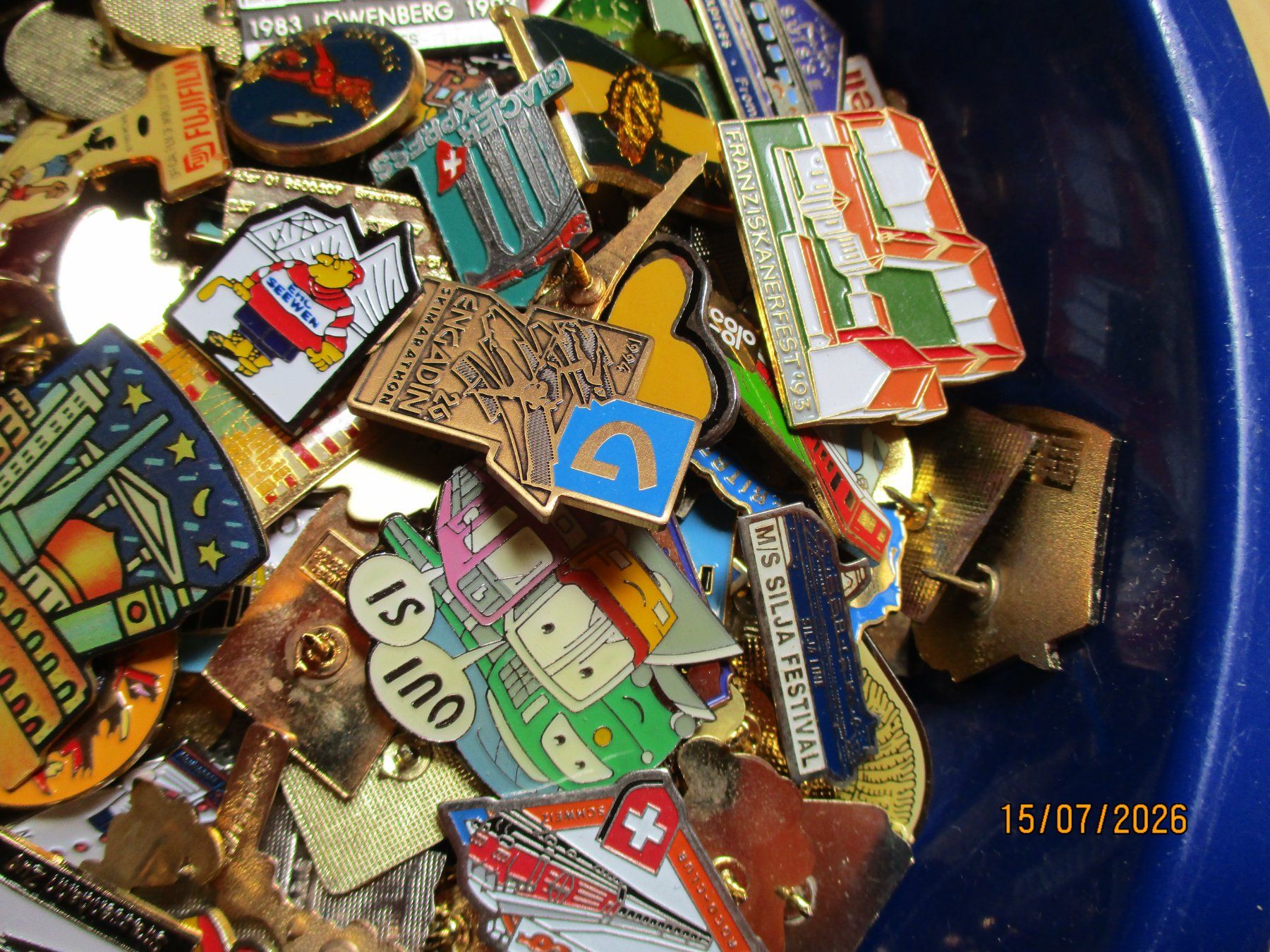 Placchette & Badge: 4.2 Kilo Pin Bunt gemischt Sammlung – Usato da Felsberg venduto da sanwill 3