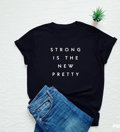 Schwarzes T-Shirt mit Aufdruck "Strong is the new Pretty" XS