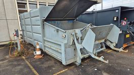 Abrollpresscontainer mit Kippvorrichtung