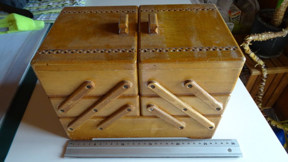 NOTIONSLAND Weihnachts-Nähkorb Mit Tasche – 24,5x18x12 Cm, Mit Weihnachtsmotiven, Aus Holz & Polyester