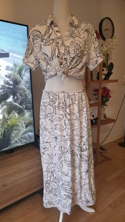 Maxi skirt floral print white/black size M 84cm length