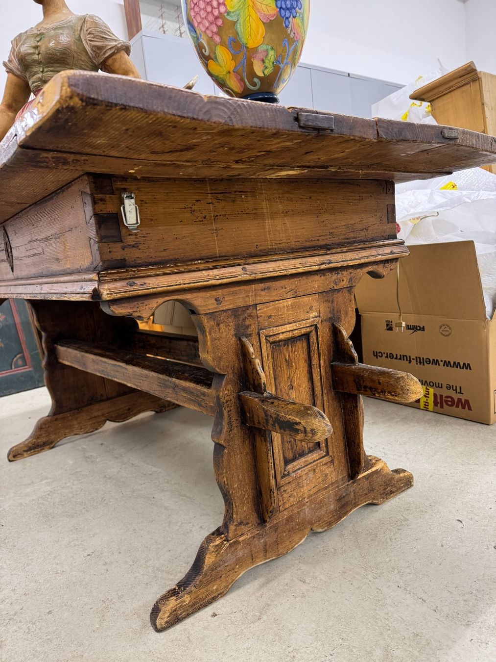 Tavoli: Rustic wooden table charming, vintage aesthetic – Usato da Gsteig b. Gstaad venduto da Auctionly 3