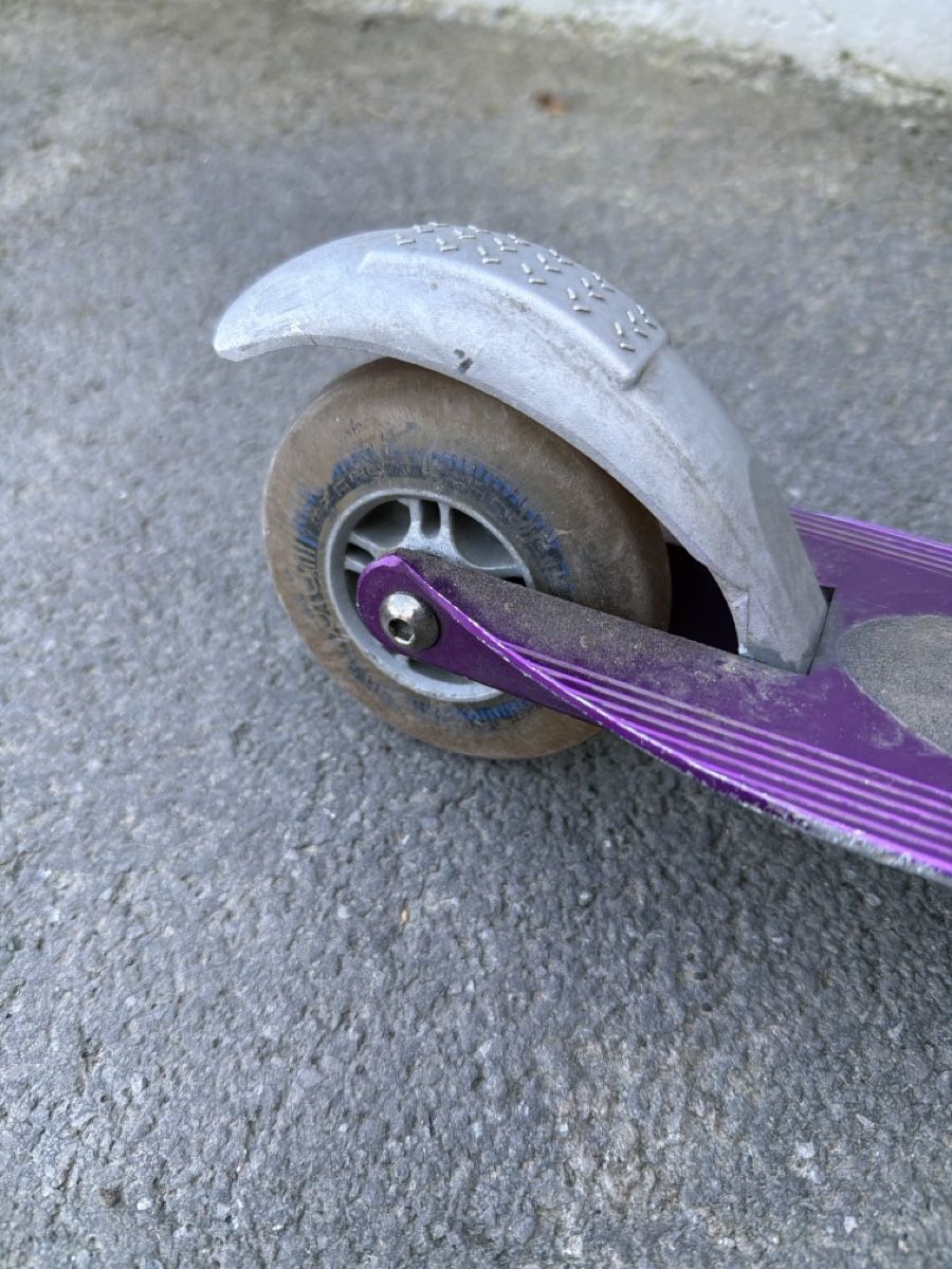 Micro Kickboard: Lila Micro Scooter, Bändeli am Lenker (abnehmbar) – Usato da Egnach venduto da Staubius2 5