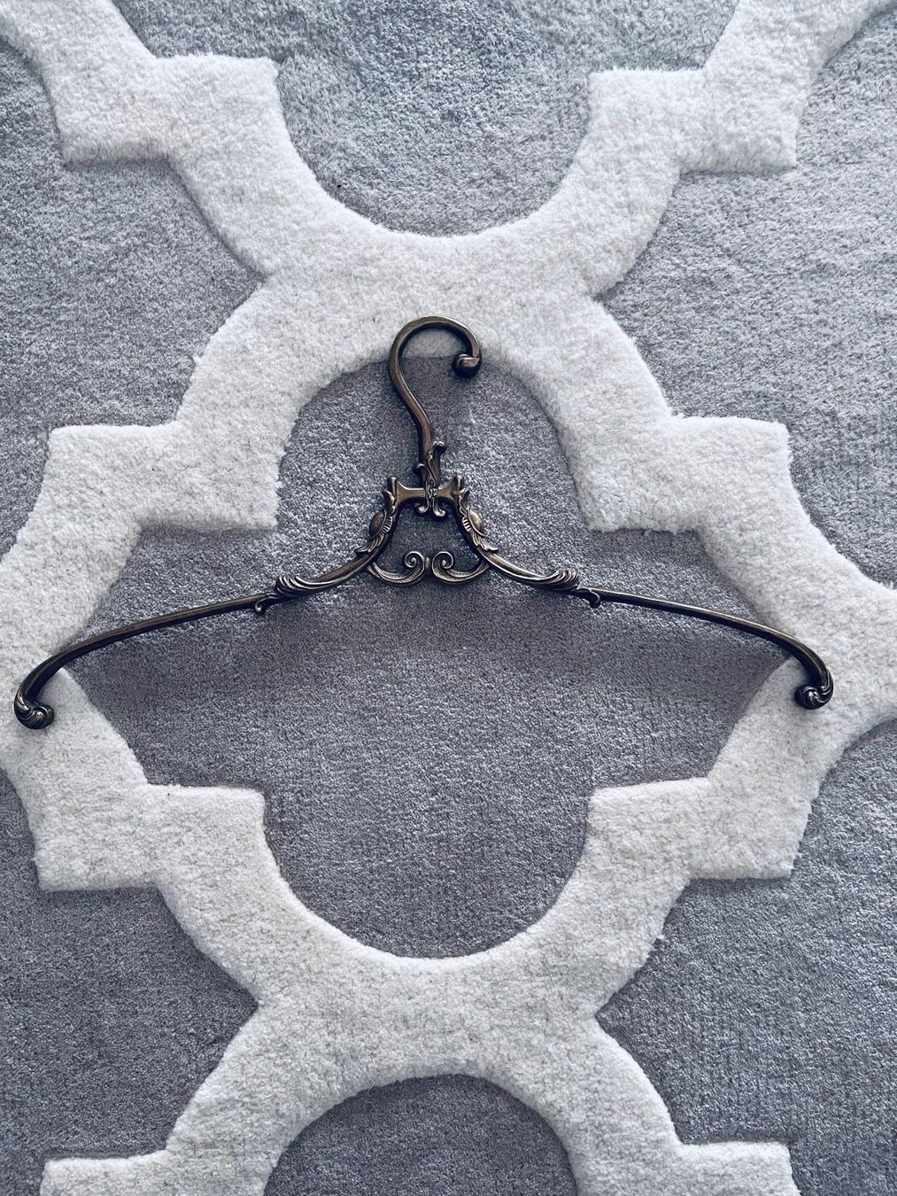 Kleiderbügel: Bronze oder Messing Kleiderbügel – Gebraucht aus Winkel von KaschmirArt 1