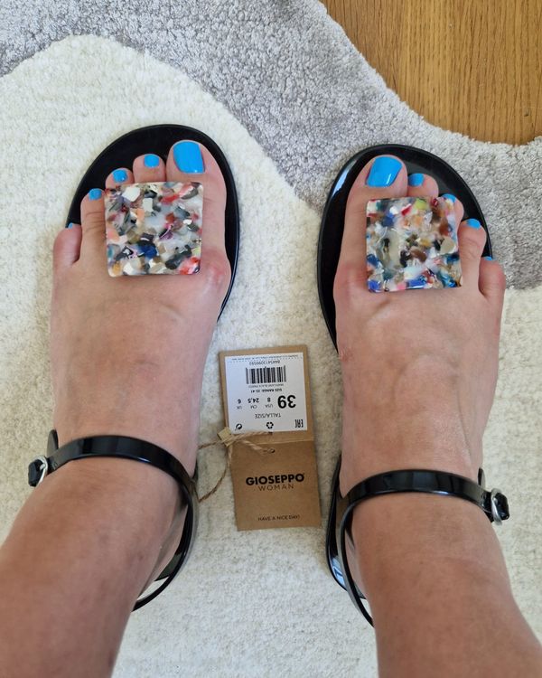 Neue Sandalen Gummi Gr. 39 Zehentrenner schwarz Kaufen auf Ricardo