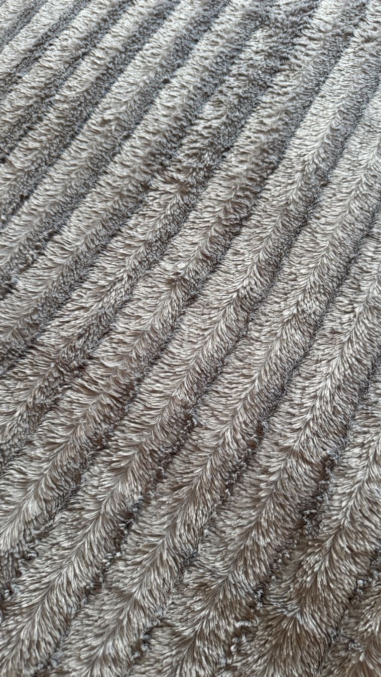 Coperte: Couverture grise en fausse fourrure doublée – Usato da giffers venduto da sev_c9x9 1