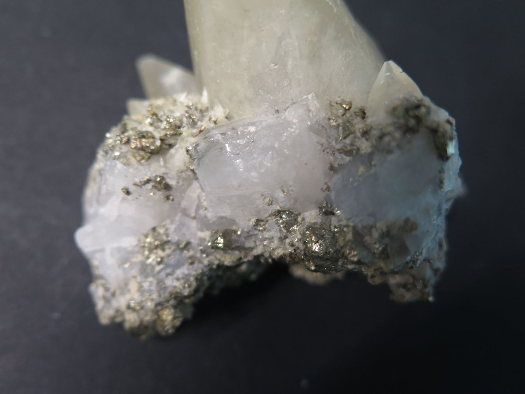 Minerali & Pietre curative: Calcit mit Pyrit von Peru ca. 248 gr. – Usato da Schaffhausen venduto da Yamakana51L8736OQ8 5