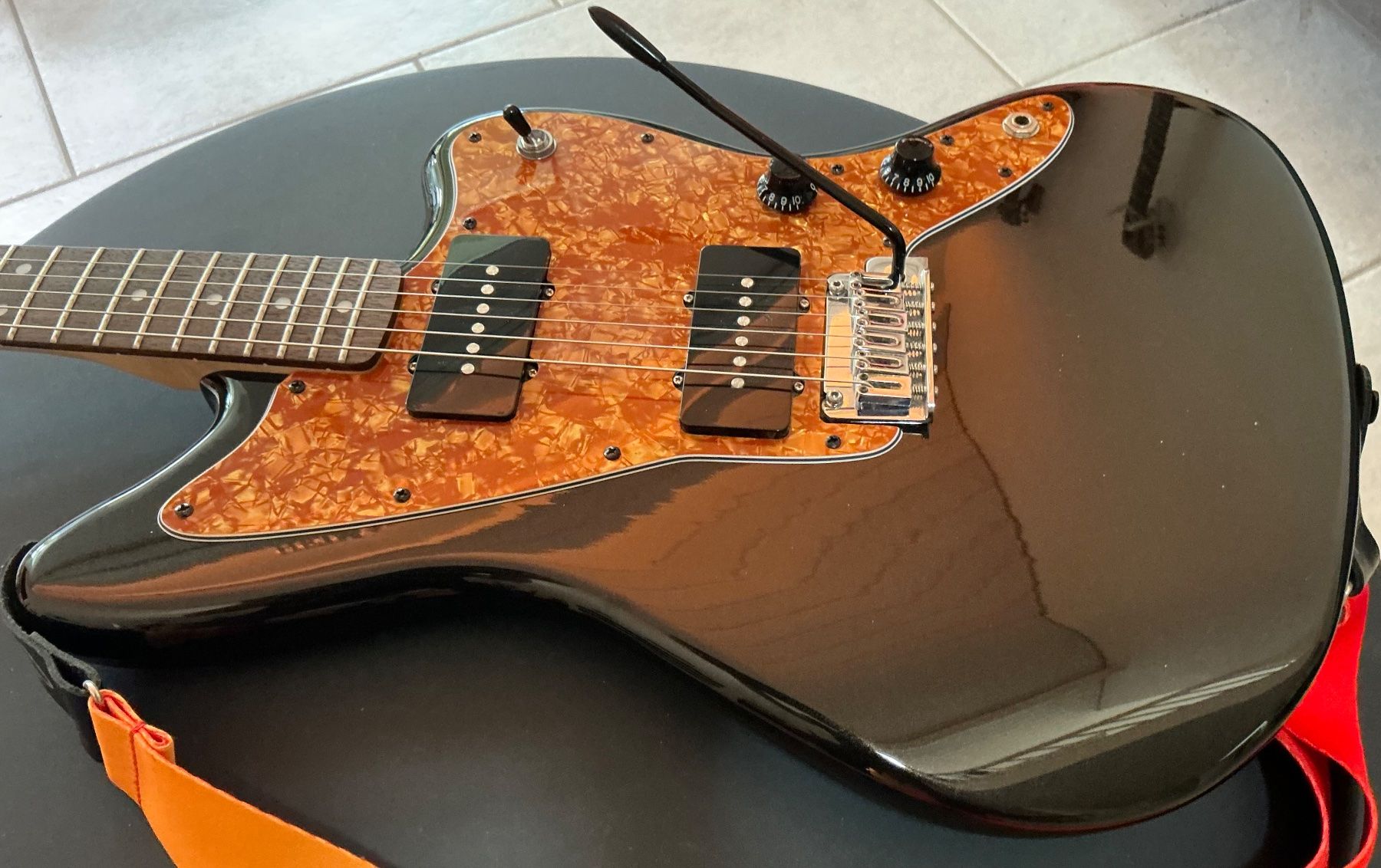Squier Strumenti musicali: Squier by Fender Affinity Jazzmaster Ltd. Black/Burnt Orange – Nuovo (secondo la descrizione) da Rümlang venduto da barognoni 1