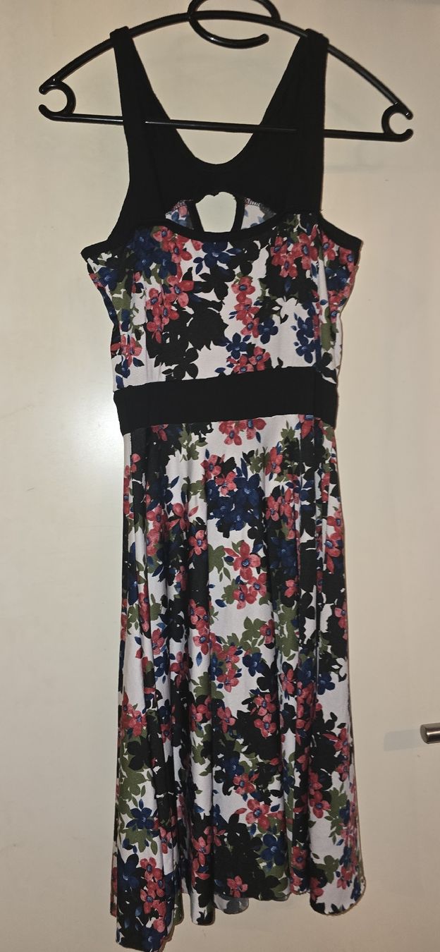 Vestiti: Robe à fleurs noire et blanche – Usato da Meyrin venduto da lul_6y9f 2