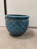 Hellblauer geprägter Floral Keramik-Übertopf