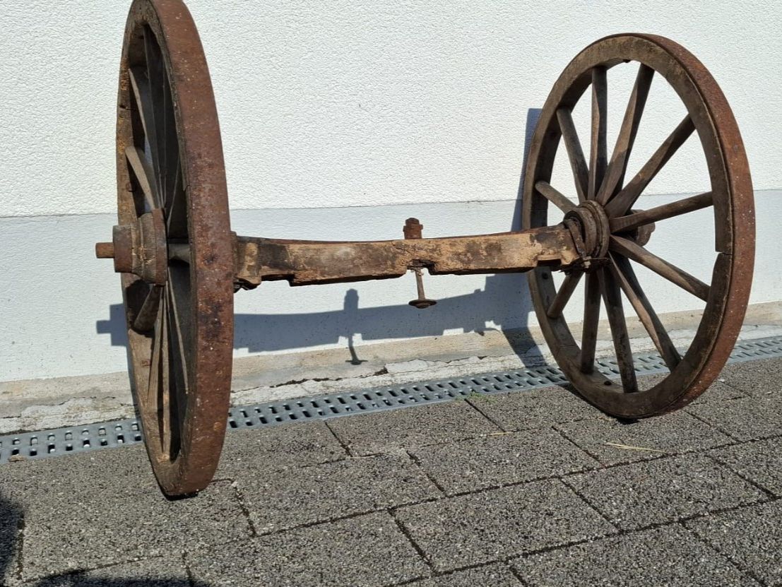 Pneus & Roues: Wagenrad mit Achse Antik / Deko – D'occasion à Uznach par boos8