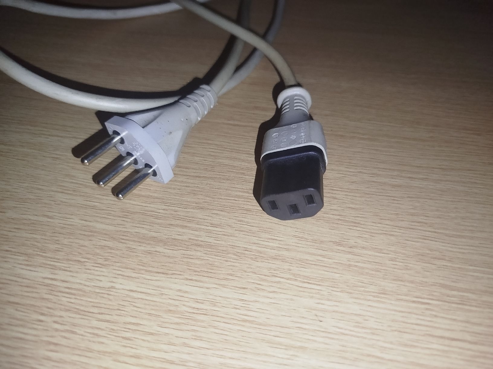 Cavi: Stromkabel für Bildschirm oder PC-Netzteil – Usato da Adliswil venduto da 3001marv
