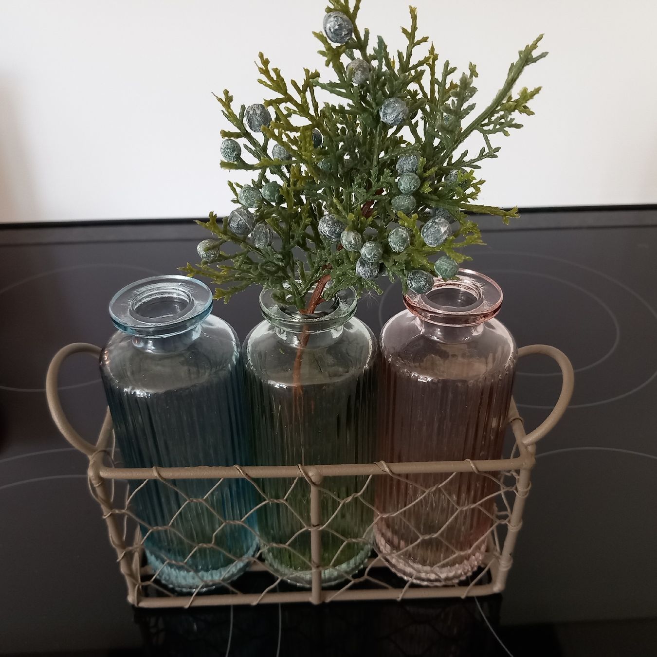 Vasi & Recipienti: Drei Farbige Fläschli Väseli, Glas, Körbli – Nuovo (secondo la descrizione) da Aegerten venduto da gismolini 2