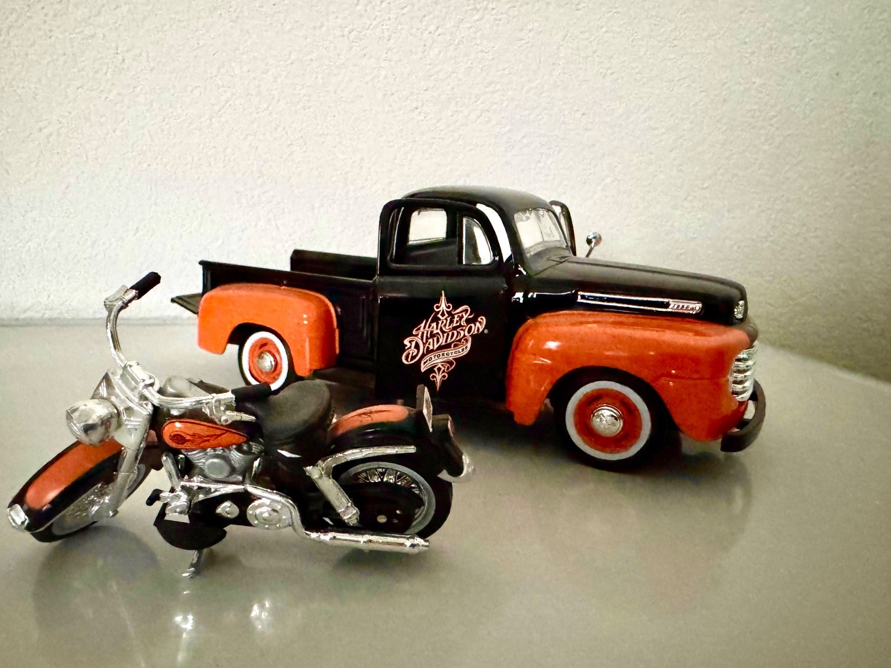 Kit di modellismo & Modellini statici: HARLEY DAVIDSON Modell - Pickup & Motorrad – Nuovo (secondo la descrizione) da Gurmels venduto da topsommer