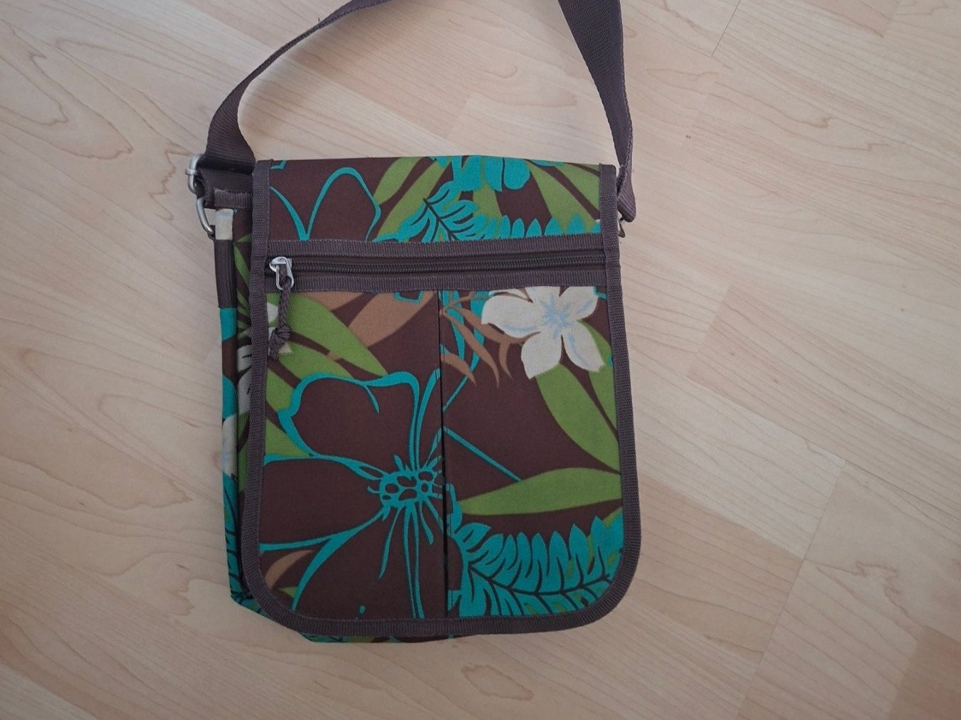 Taschen für Damen: Umhängr Tasche mit Schultergurt – Gebraucht aus Waltenschwil von Fkreta