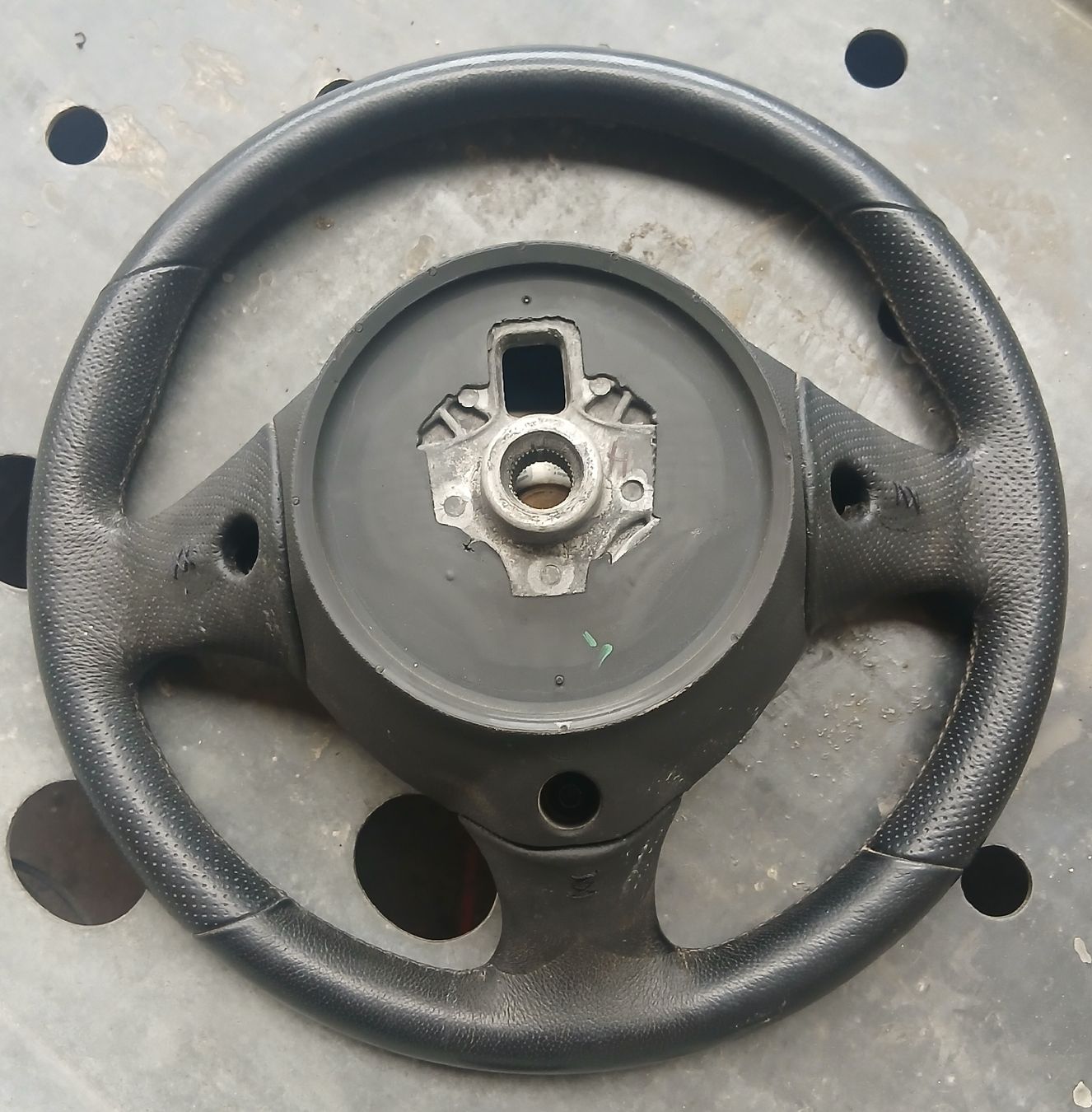 Alfa Romeo Tutti pezzi di ricambio auto: Volant Alfa Romeo 147 2000-2010 – Usato da la heutte venduto da Auto-stock 1