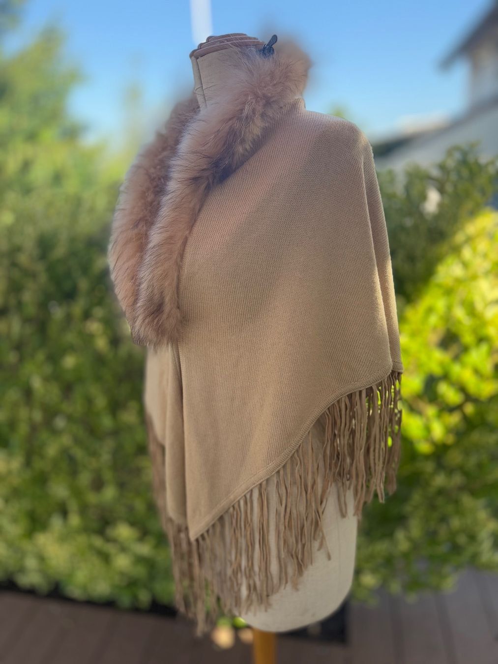 Altro in Moda donna: Poncho mit Pelz  beige LEONARDO – Usato da Bern venduto da BrischitteBern 2