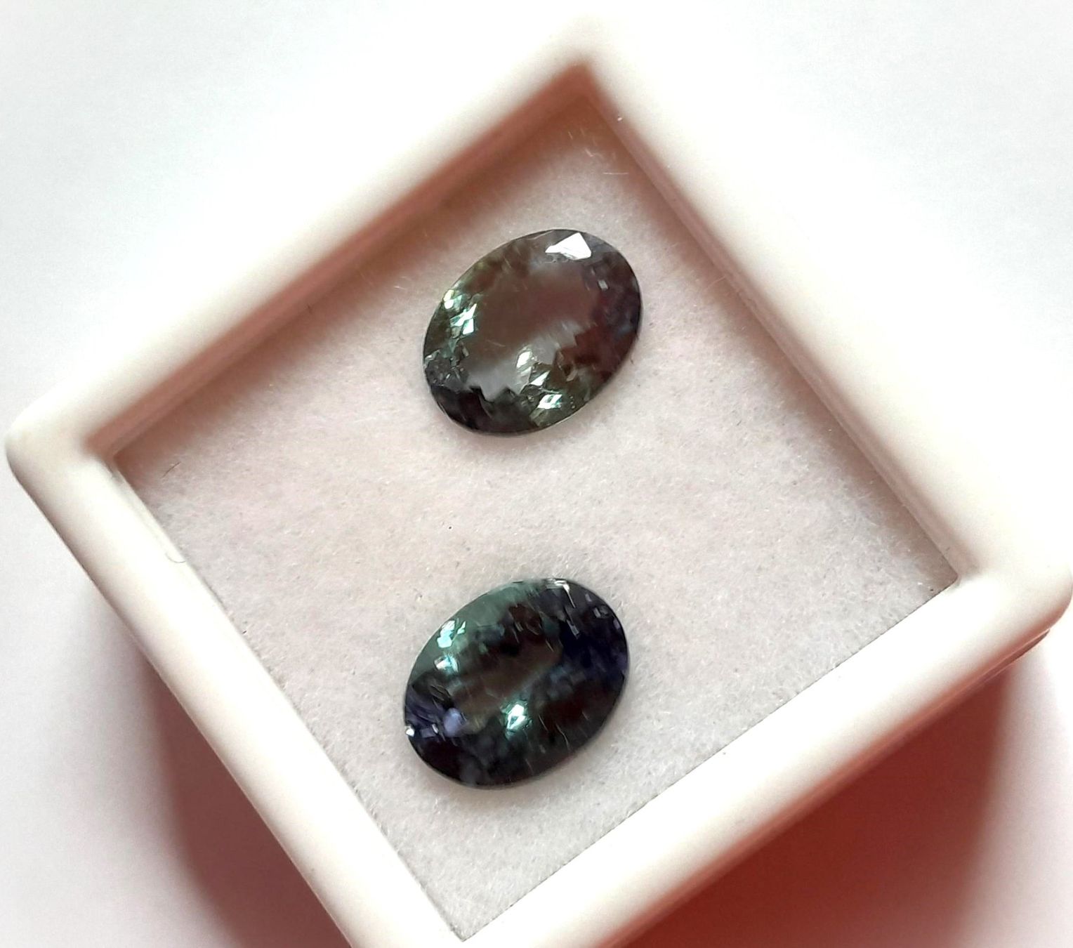 Pietre preziose: 2x Tanzanites 2.32 ct - CERTIFICAT 665.- Fr. – Nuovo (secondo la descrizione) da Grimisuat venduto da Valgem 1