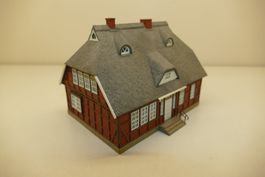 Kibri H0: Landschulhaus mit Reetdach