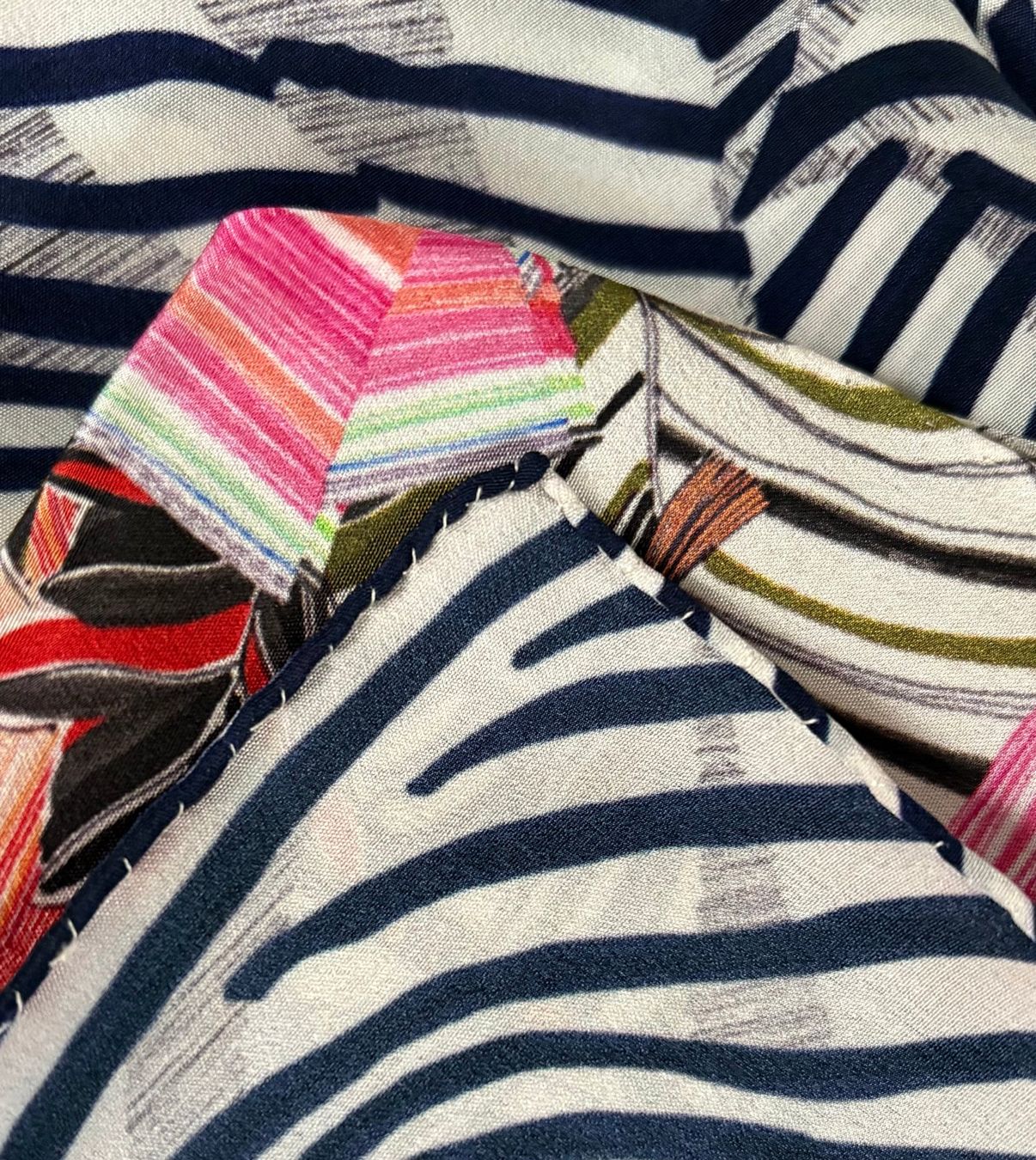 Fabric Frontline Foulard & Sciarpe: Fabric Frontline Seidenfoulard – Nuovo (secondo la descrizione) da Weiach venduto da RERW 3
