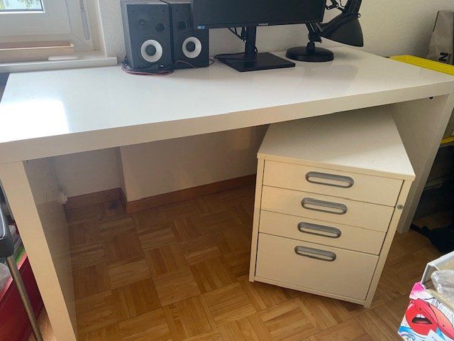 Ikea Scrivanie: Schreibtisch mit Korpus – Usato da Balzers venduto da mandro