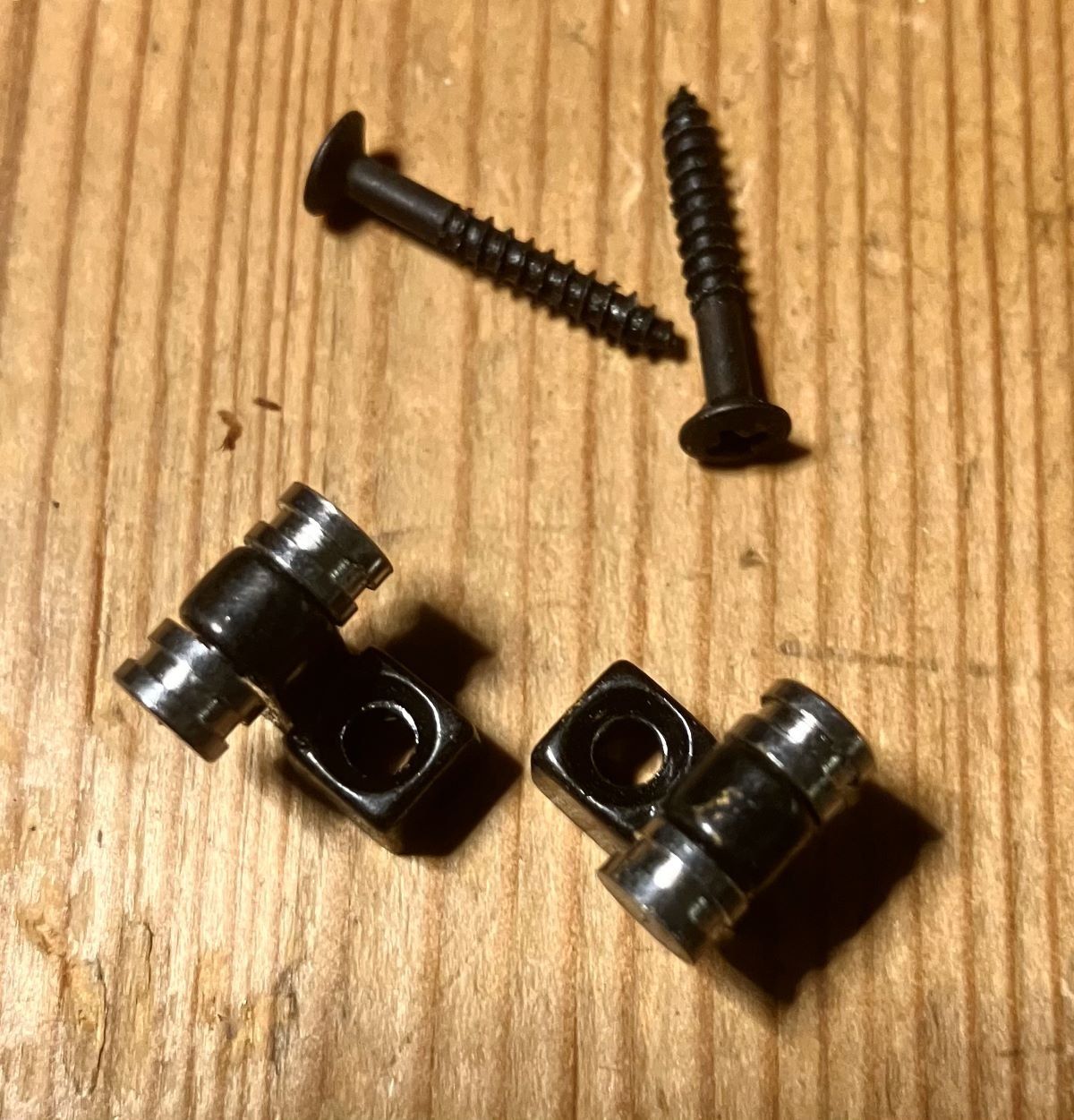 Strumenti musicali: Guitar Stringtree Guide Saitenniederhalter Strat Tele 2x Set – Nuovo (secondo la descrizione) da Basel venduto da 4056BS 1