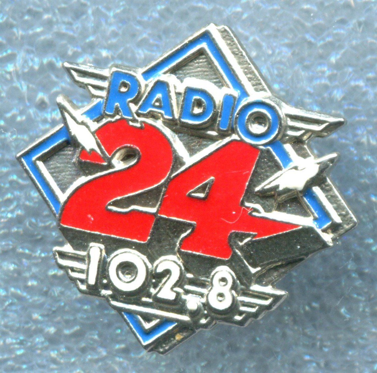 Placchette & Badge: RADIO 24 102,8 MHz – Usato da Winterthur venduto da Sammleroase