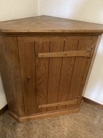 Eckschrank aus Eichenholz mit einem Einlegeboden gebraucht