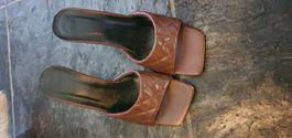 Sommerliche Sandalen mit Absatz in braun Gr. 39
