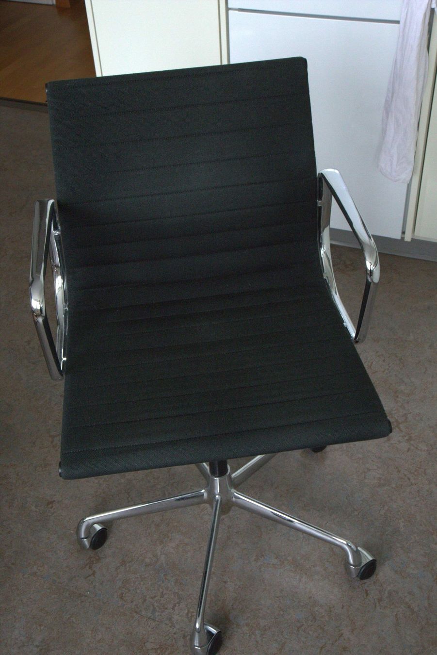 Chaises: Bürostuhl schwarz, Stoff ähnlich Eames – D'occasion à Zürich par evolve1