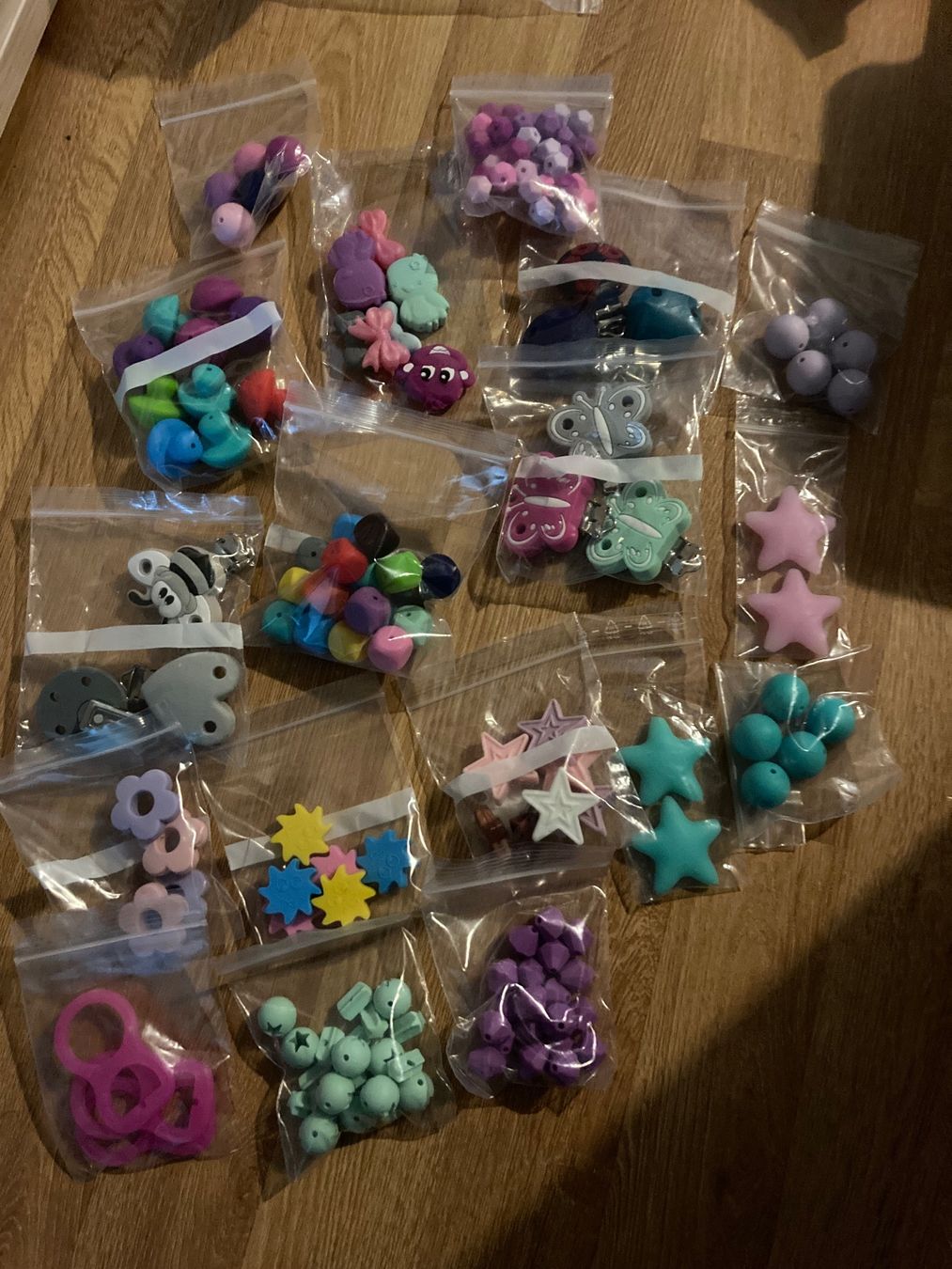 Nuggis & Nuggiketten: Nuggikettenmaterial Silikon – Neu (gemäss Beschreibung) aus Emmenbrücke von JJ_89