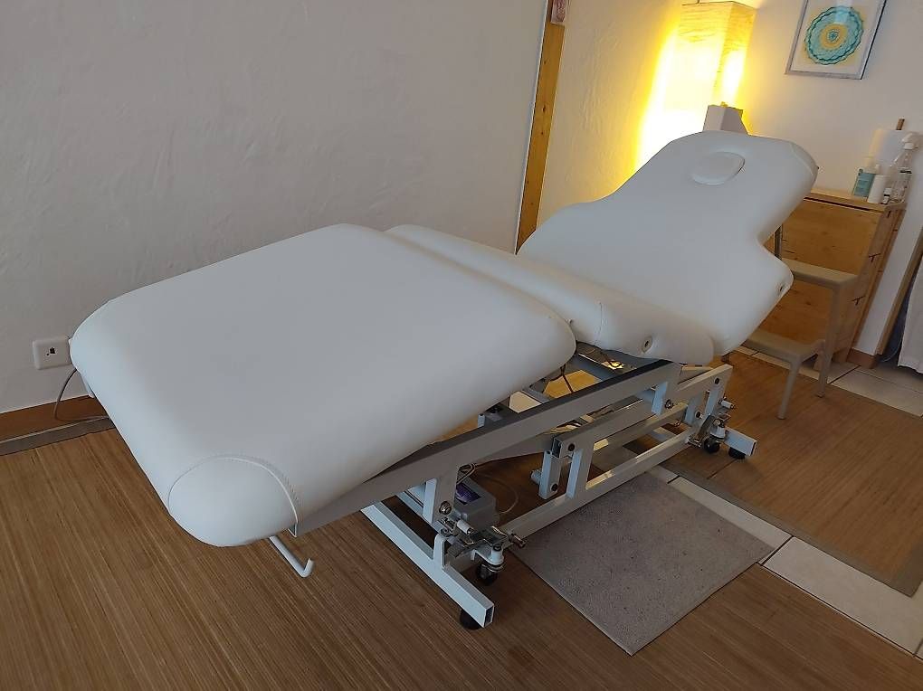 Lettini & sedie per cosmetici: Table de massage électrique  – Usato da Avenches venduto da syl_2fv6 1