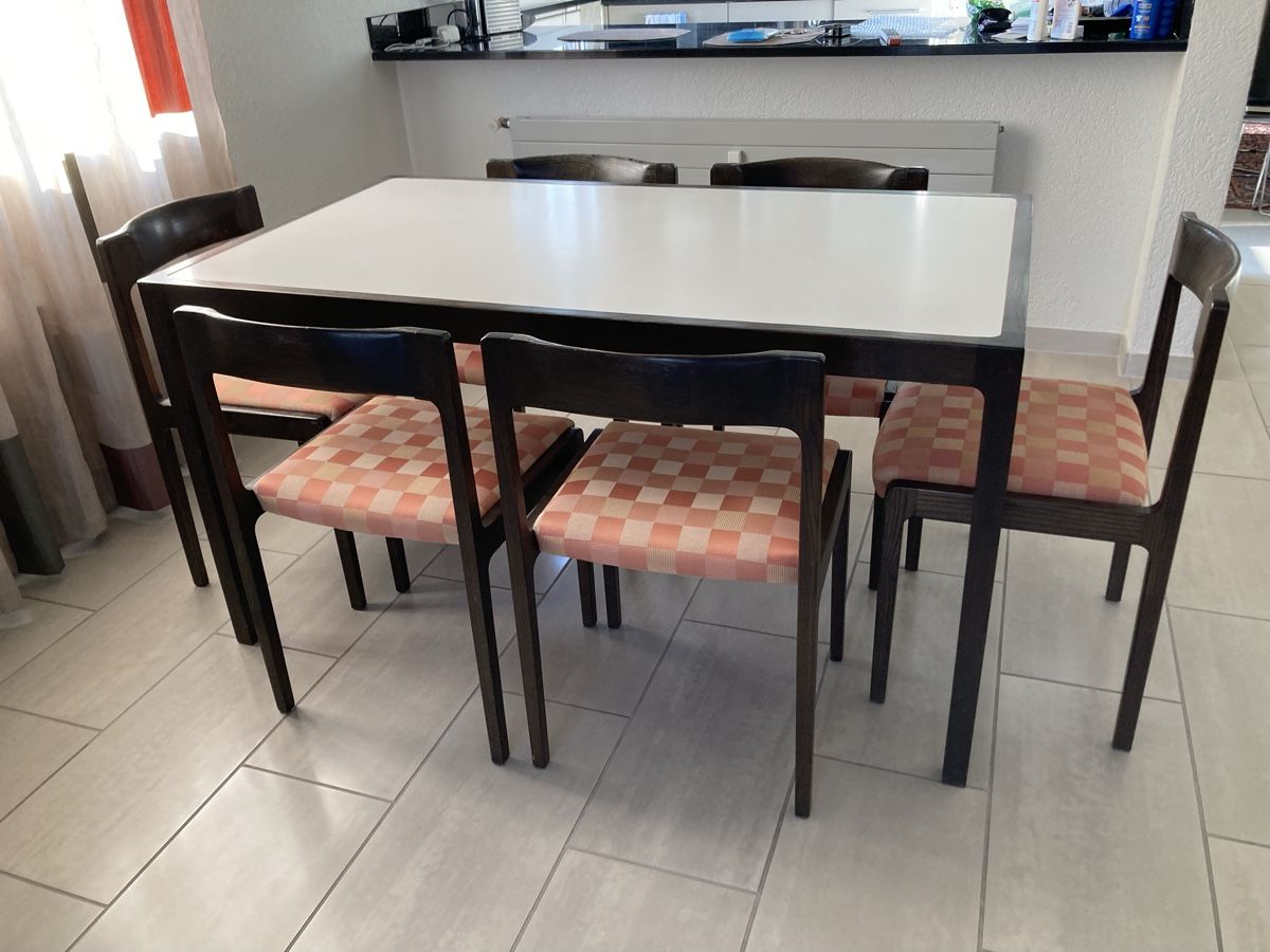 Set di tavolo e panche: Esstisch mit 8 Stühlen und Salontisch – Usato da Gränichen venduto da SabineZ01 3