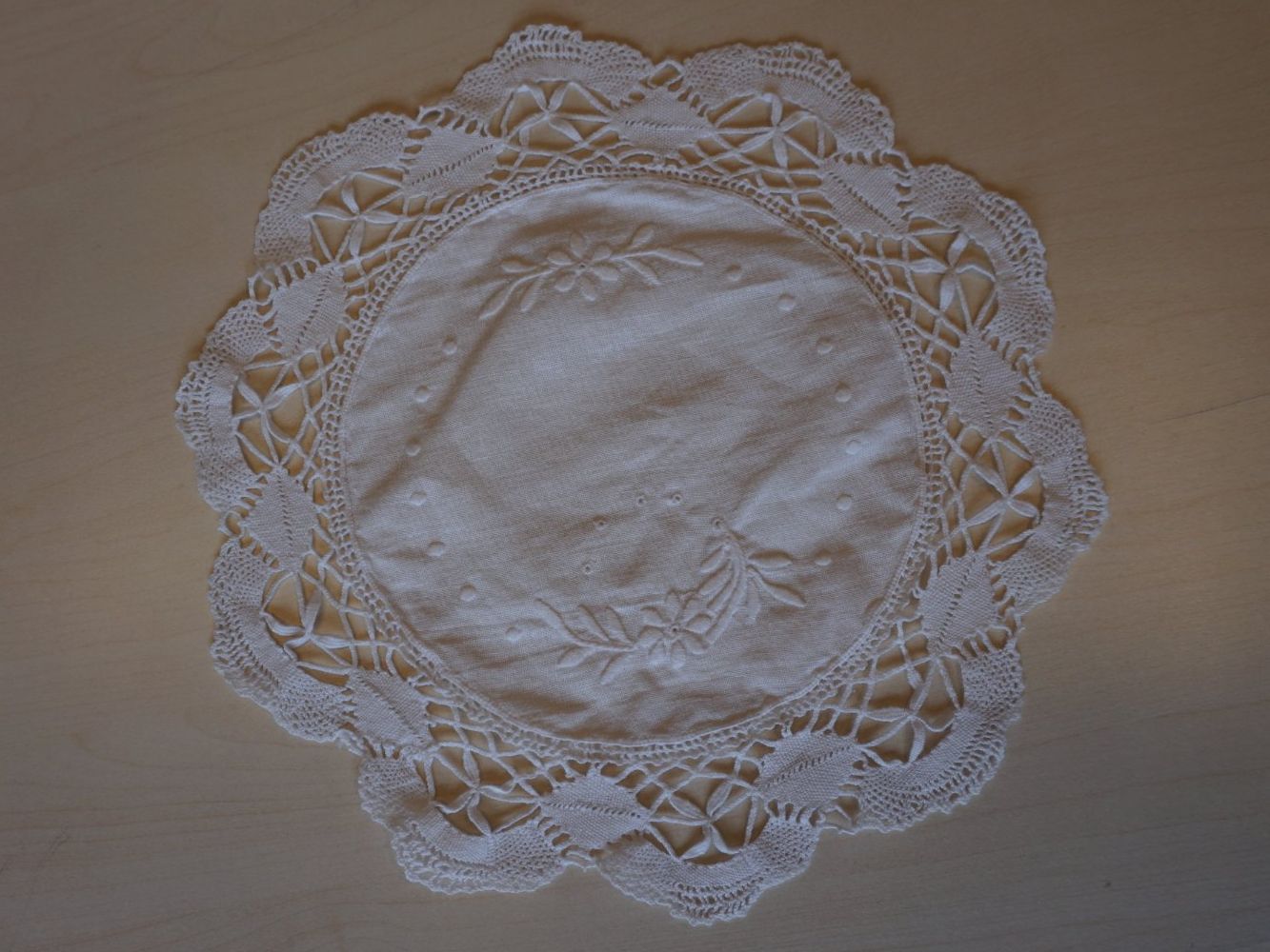 Tutte le decorazioni: Spitzen Deckchen weiss – Usato da Giswil venduto da sowo60